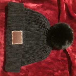 Love your melon black pom pom hat 🖤